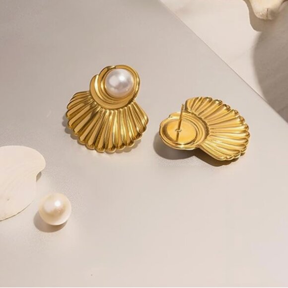 NWOT Anthropologie Pearl Seashell Earrings - Picture 2 of 5